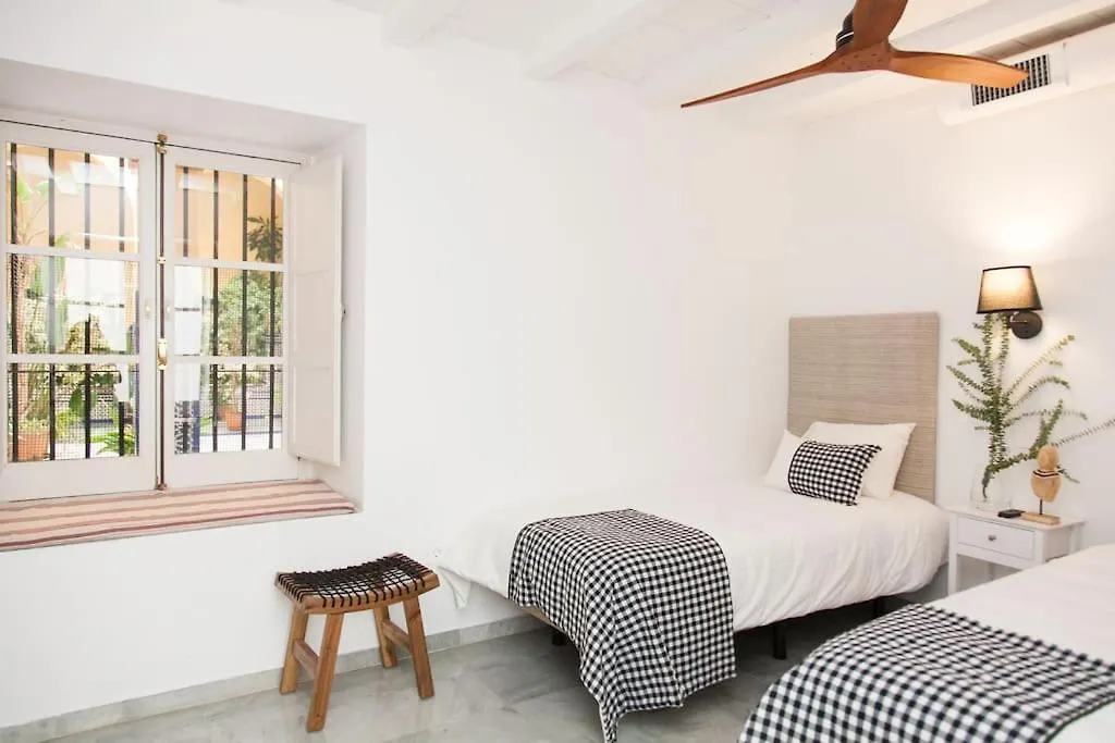 Idyllic & Loveliest Apt With Patio.Private Parking Seville Apartment