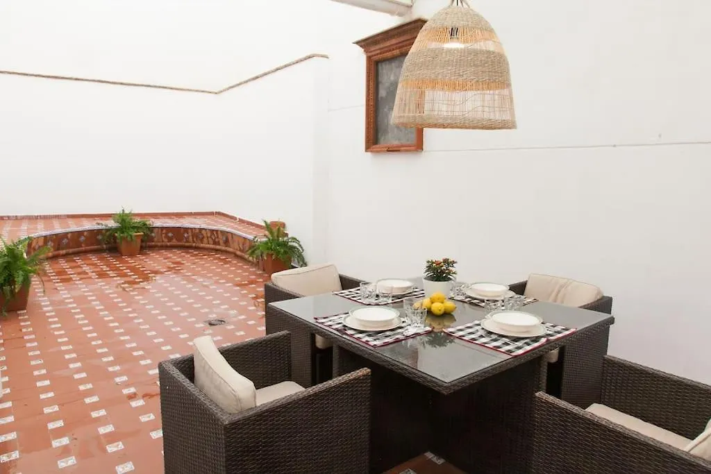 Idyllic & Loveliest Apt With Patio.Private Parking Seville Apartment